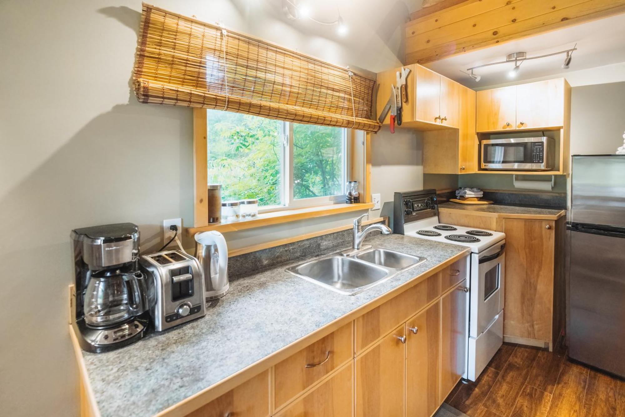 Bella Coola Grizzly Tours And Resort Hagensborg 外观 照片