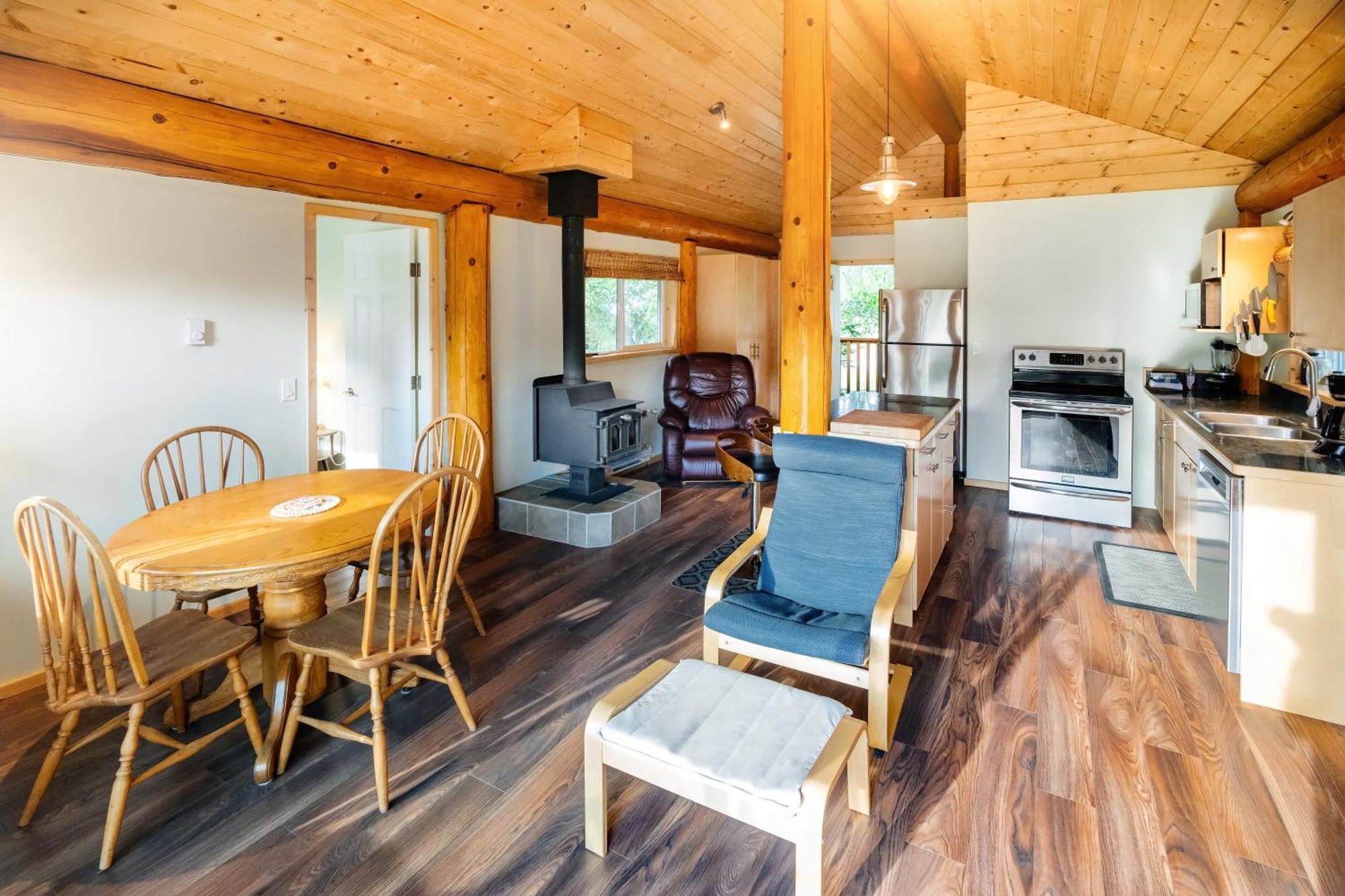 Bella Coola Grizzly Tours And Resort Hagensborg 外观 照片
