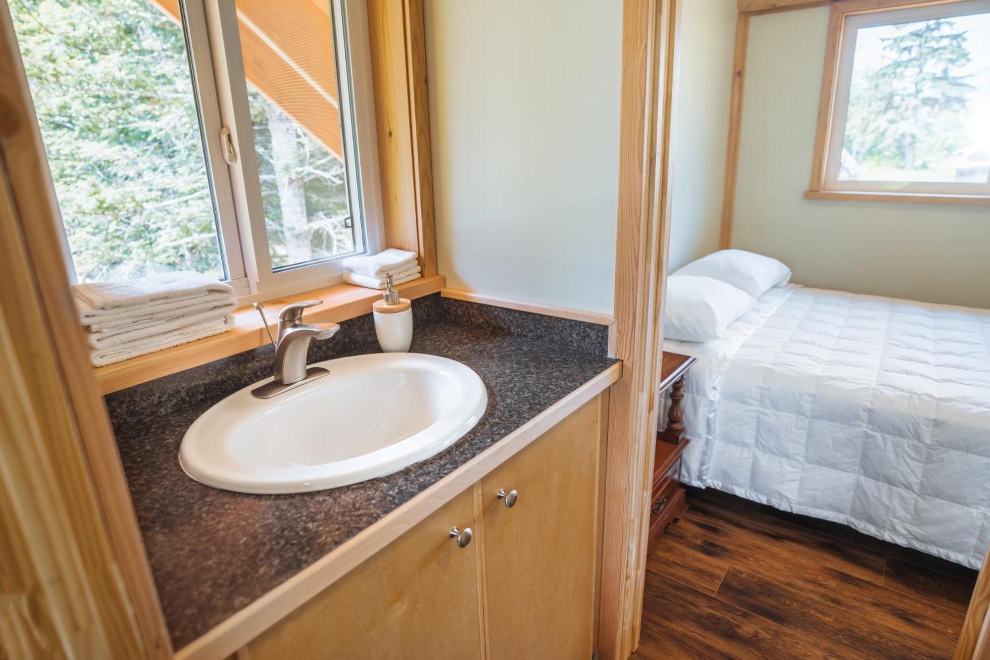 Bella Coola Grizzly Tours And Resort Hagensborg 外观 照片