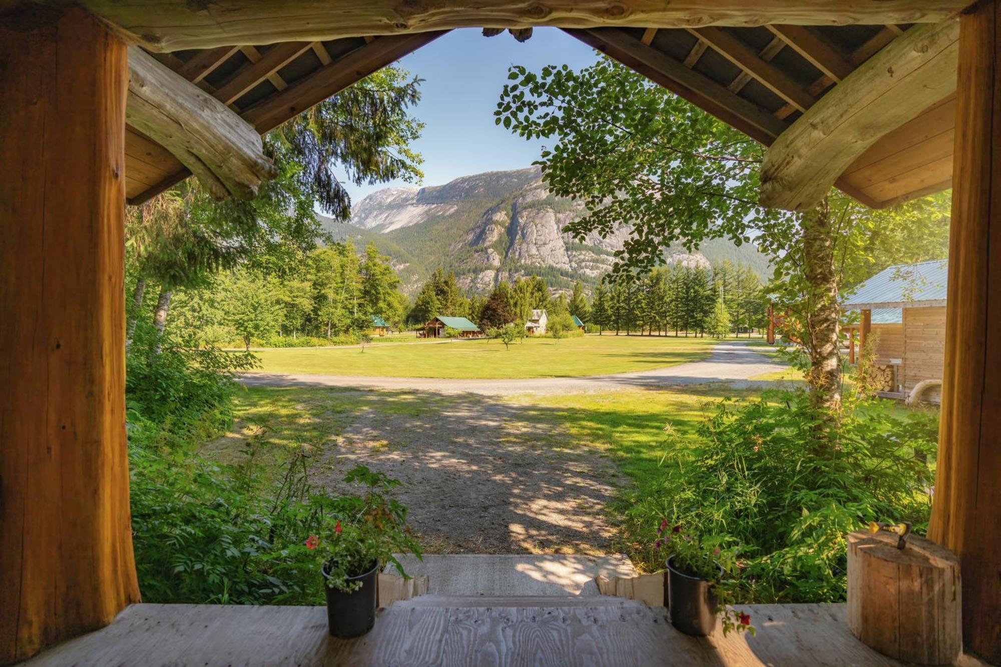 Bella Coola Grizzly Tours And Resort Hagensborg 外观 照片