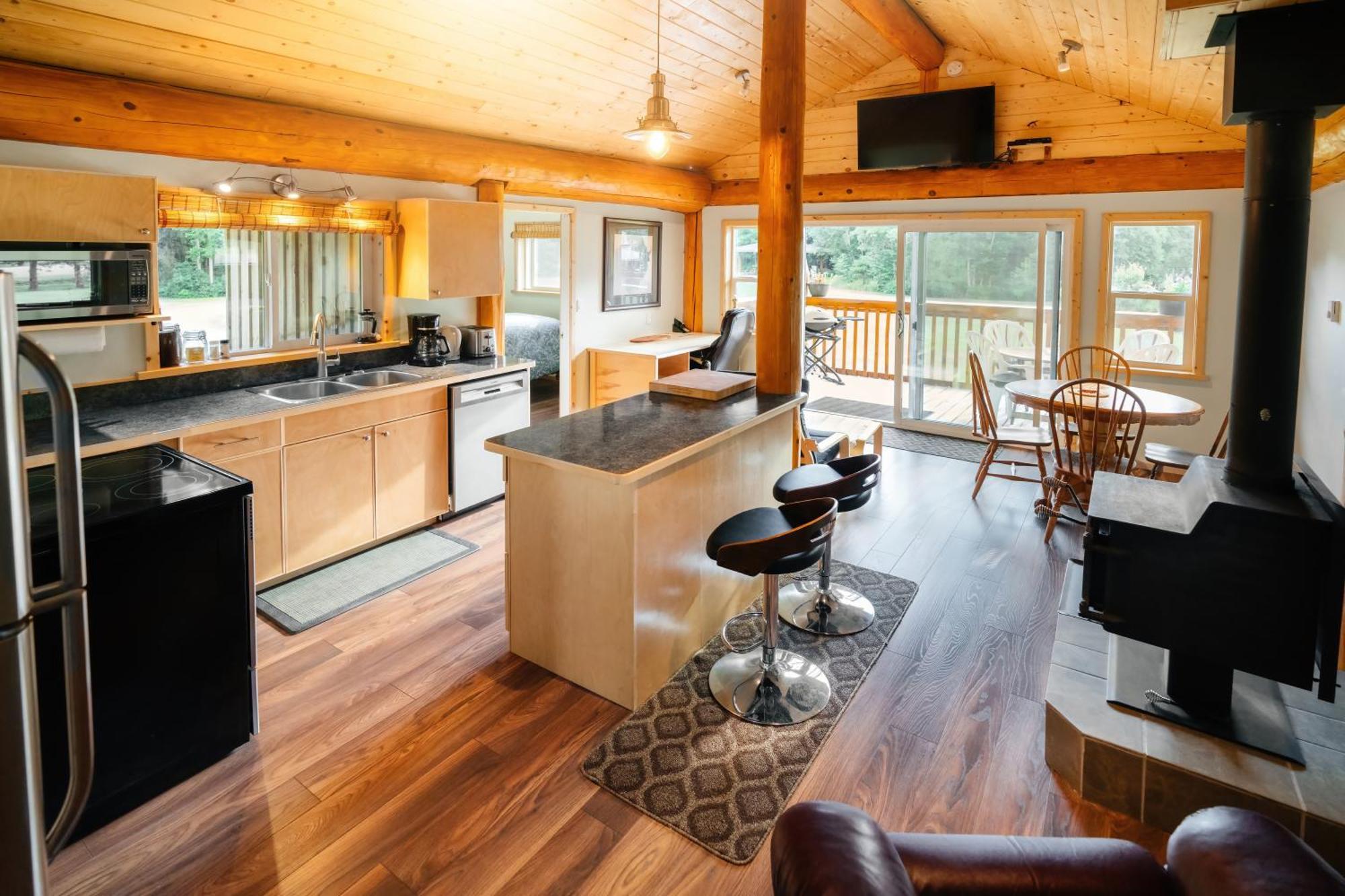 Bella Coola Grizzly Tours And Resort Hagensborg 外观 照片